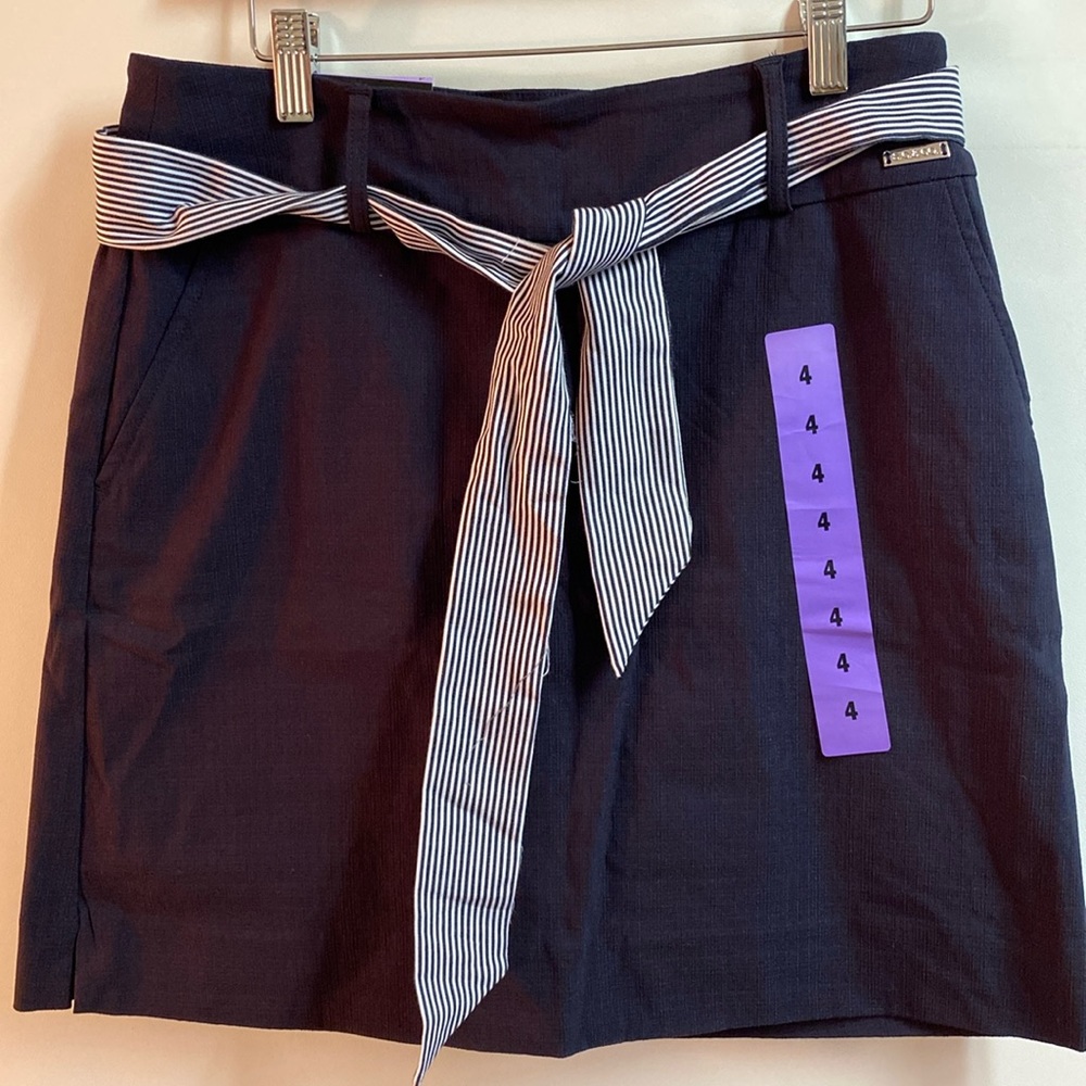 S.C.&CO - NWT women’s pull on, navy skort. Size 4.